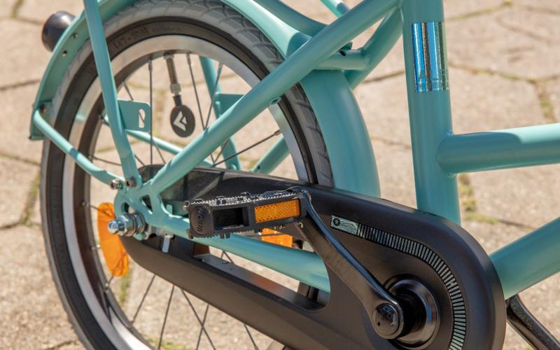 <p>Lekker veel spullen meenemen op de fiets? De Alpina Cargo fietsen zijn er voor gemaakt! Stevige transportfietsen, maar dan wel een maatje kleiner dan die van papa en mama. Op het voorrek kun je een leuk krat of mand plaatsen; perfect om je schooltas, sportspullen of speelgoed in mee te nemen. De metallic-effecten zijn op kleding superpopulair, dus waarom zouden we dit niet op je fiets terug laten komen?</p>
