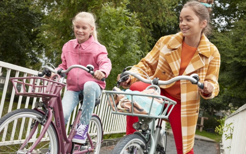 <p>Is jouw dochter een kleine fashionista? De Alpina Mood is een model voor modebewuste meiden. Samen met haar BFF’s voor het eerst een terrasje pakken in de stad, gezellig! Bij het stylen van de Alpina Mood is extra gelet op matching details. Zo past de witte bel perfect bij de rest van de fiets en ook het relaxte brede zadel is subtiel voorzien van trendy dierenprint. Vanaf nu alleen nog fashionable over straat, have a fabulous day!</p>
